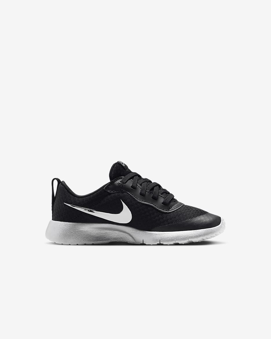 Nike tanjun se black and white best sale